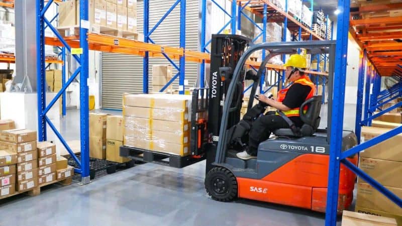 物流倉庫堆高機